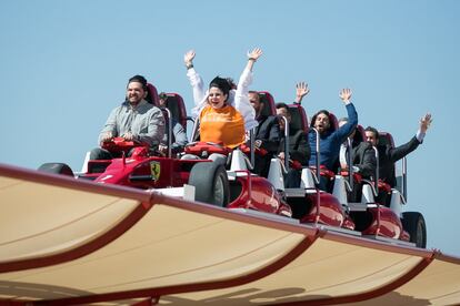 Passatgers en una atracció de Ferrari Land, que s'inaugura avui.