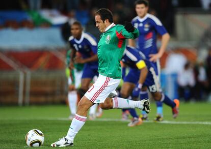 Blanco tira su último penalti con el seleccionado de México en el Mundial de 2010.