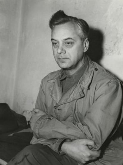 Alfred Rosenberg, sentado en su celda, durante los juicios de Nuremberg, en 1945.