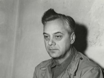 Alfred Rosenberg, sentado en su celda, durante los juicios de Nuremberg, en 1945. 