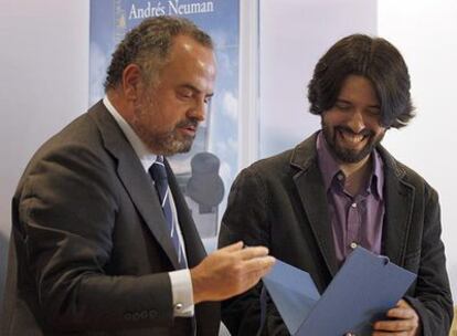 Andrés Neuman, a la derecha, recibe el Premio Santillana de manos de Ignacio Polanco, presidente del Grupo PRISA.