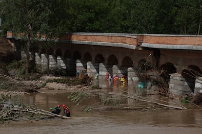 Personal de emergencias busca a un hombre desaparecido en el cauce del río Alberche a su paso por aldea del Fresno (Madrid), este lunes. 