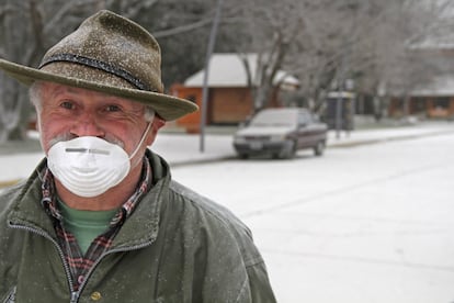 Un hombre  pasea con una mascarilla por la ciudad de San Martín de los Andes en la Patagonia de Argentina, donde llegaron las cenizas del volcán Puyehue (Chile), debido a un cambio de los vientos que viró hacia el noroeste. El volcán Puyehue, de 2.240 metros de altitud, sobre Los Andes, comenzó a emitir cenizas el sábado y su última gran erupción fue en 1960, luego de un terremoto de 9,5 grados Richter, el más fuerte registrado hasta ahora en todo el mundo.