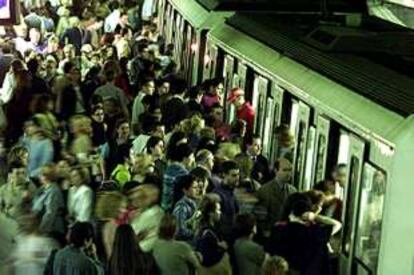 La estación de metro de la plaza de Espanya aparecía ayer repleta a primera hora de la mañana a causa de la huelga de autobuses.