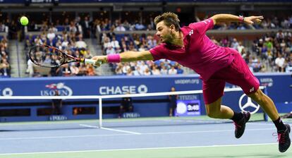 Wawrinka devuelve la bola en la final contra Djokovic.