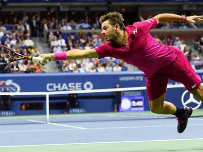 Wawrinka devuelve la bola en la final contra Djokovic.