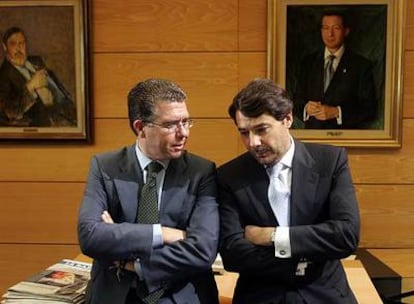 Francisco Granados (izquierda) e Ignacio González en la Asamblea de Madrid en septiembre de 2004.