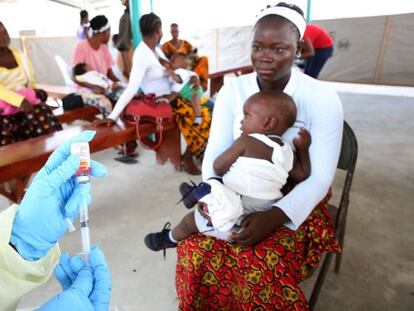 Una enfermera prepara una vacuna en un hospital de Monrovia (Liberia).