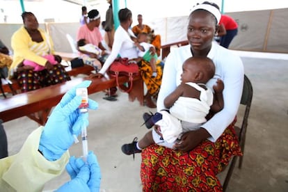 Una enfermera prepara una vacuna en un hospital de Monrovia (Liberia).