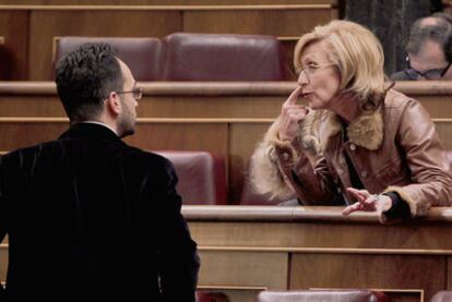 Rosa Díez habla con el portavoz socialista de Interior, Antonio Hernando, ayer en el Congreso.
