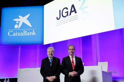 El presidente de CaixaBank, Tomás Muniesa, y el consejero delegado, Gonzalo Gortázar, durante la Junta General Ordinaria de Accionistas de la entidad, celebrada en Valencia.