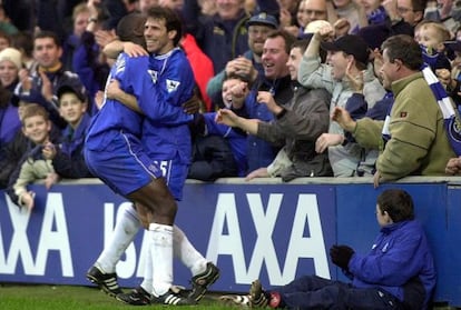 Zola celebra un gol con Hasselbaink en 2001.