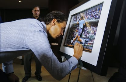 Nadal firma una fotografía suya en el Crandon Park de Miami.