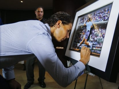 Nadal firma una fotografía suya en el Crandon Park de Miami.