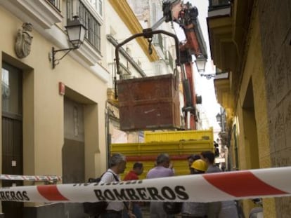 Operarios intervienen en el edificio destrozado en la calle Adolfo de Castro, de C&aacute;diz