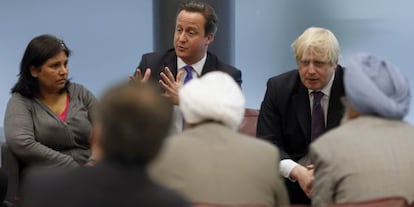 El primer ministro brit&aacute;nico, David Cameron, y el alcalde de Londres, Boris Johnson, con miembros de la comunidad isl&aacute;mica en Woolwich.