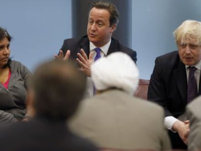 El primer ministro brit&aacute;nico, David Cameron, y el alcalde de Londres, Boris Johnson, con miembros de la comunidad isl&aacute;mica en Woolwich.