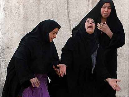 Mujeres chiíes ante cadáveres de familiares en diciembre pasado.
