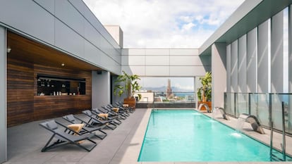 Piscina al aire libre del Hotel SB Diagonal Zero, en Barcelona.