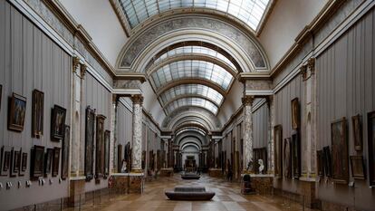 Una galería del Louvre, este miércoles, vacía a consecuencia de la pandemia de coronavirus.