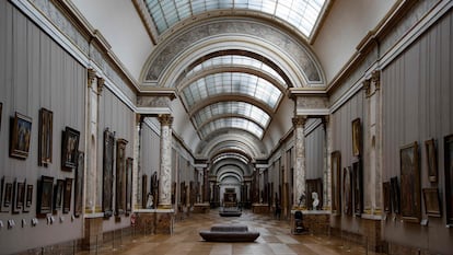 Una galería del Louvre, este miércoles, vacía a consecuencia de la pandemia de coronavirus.