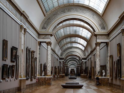 Una galería del Louvre, este miércoles, vacía a consecuencia de la pandemia de coronavirus.