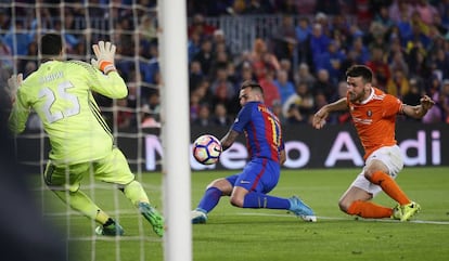 Alcácer remata a gol entre un defensa de Osasuna y Sirigu.