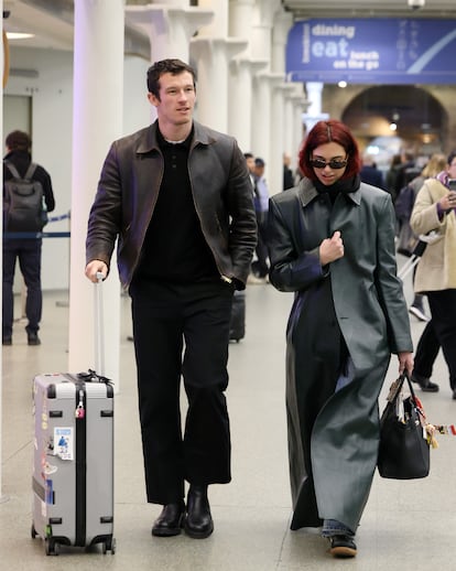 Callum Turner y Dua Lipa, a su regreso a la estación de St Pancras de Londres, tras tomar el tren Eurostar desde París.