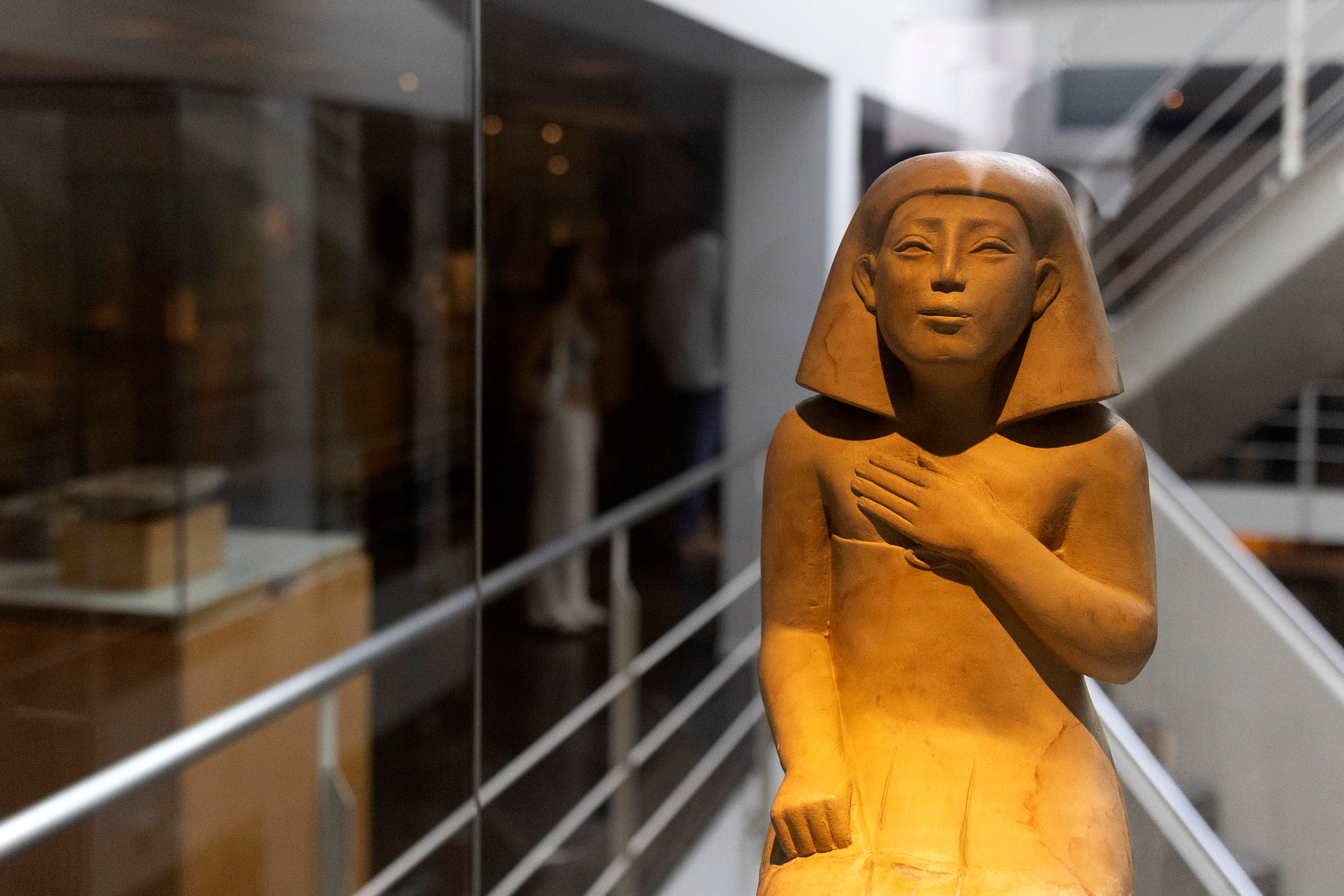 Estatua de piedra expuesta en el Museu Egipci de Barcelona.