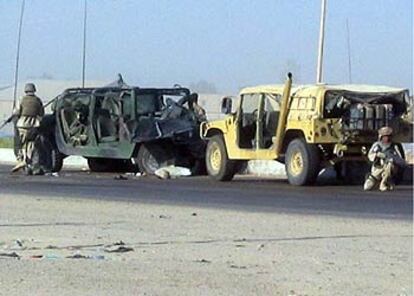 En la imagen, soldados estadounidense inspeccionan los vehículos atacados y vigilan las inmediaciones.