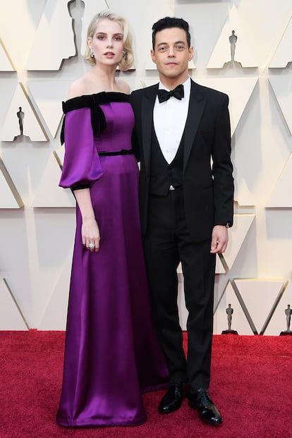 ¿Quiénes son? Lucy Boynton y Rami Malek. ¿Cuándo brillaron en la alfombra? En 2019, con motivo de la nominación del actor por su papel de Freddie Mercury en Bohemian Rhapsody. ¿Cuánto duró su romance? Malek y la actriz de Sing Street están juntos desde 2018 y siguen conformando una de las parejas jóvenes más aspiracionales de la meca del cine.