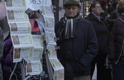 Puestos de venta ambulante de d&eacute;cimos en la Puerta del Sol para el Sorteo Extraordinario de Navidad 