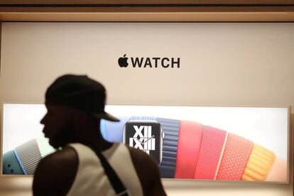 FILE PHOTO: A customer browses Apple watches at the new Apple Store on Broadway in downtown Los Angeles