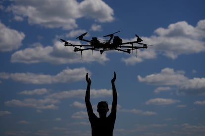 Un hombre prueba un dron este miércoles a las afueras de Kiev (Ucrania). Estos aparatos se están utilizando con frecuencia tanto por las tropas rusas como por las ucranias durante la guerra.