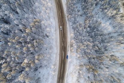 Vista aérea de una carretera de la ciudad siberiana rusa de Krasnoyarsk.