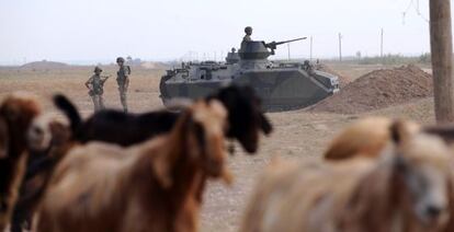 Un tanque turco patrulla junto a soldados en la frontera Siria en Akcakale.