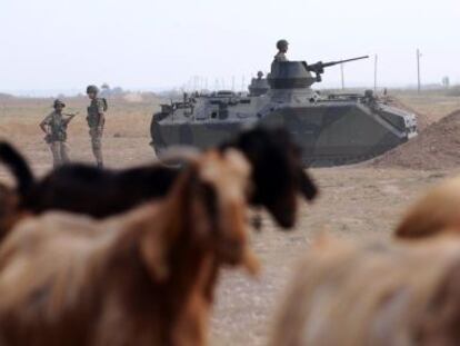 Un tanque turco patrulla junto a soldados en la frontera Siria en Akcakale.