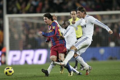 Sergio Ramos golpea a Messi en la jugada que le costó la expulsión.