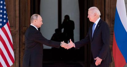 Vladímir Putin (a la izquierda) y Joe Biden se saludan antes del inicio de la reunión. Suiza ha desplegado a más de 4.000 policías y militares. La ciudad, sobre todo el centro y los alrededores de la Villa La Grange, están blindados.