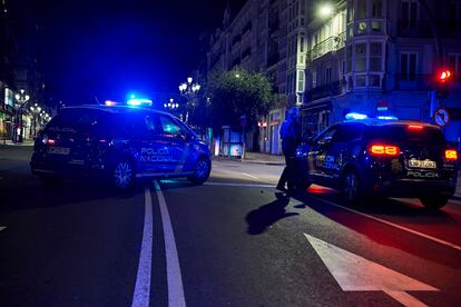 Agentes de la policía desplegados para controlar el cumplimiento del toque de queda en Santander, este lunes.