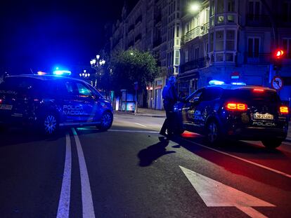 Agentes de la policía desplegados para controlar el cumplimiento del toque de queda en Santander, este lunes.