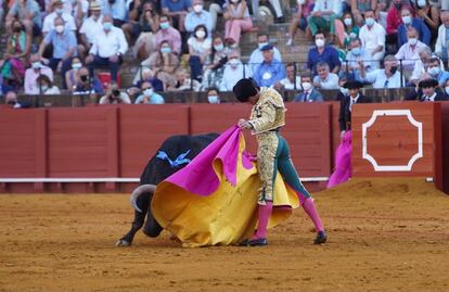 Juan Ortega, a la verónica, en la Feria de San Miguel de Sevilla de 2021.