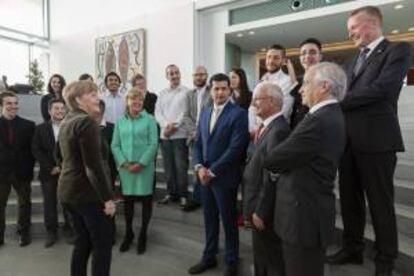 La canciller alemana, Angela Merkel (3i), con los representantes del Grupo Lopesan e IFA Hotel & Touristik AG y un grupo de estudiantes de hostelería españoles.