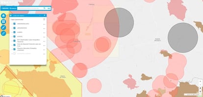 También en el mismo menú lateral, que recuerda al de algunas herramientas de diseño, podemos seleccionar la forma en que se visualiza este mapa, seleccionando qué tipo de alertas queremos ver, o las distintas áreas de influencia que pueden afectar a nuestro vuelo. Podemos borrar todos o bien sólo seleccionar aquellos avisos que nos interesan.