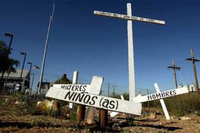 En la imagen, homenaje a los inmigrantes muertos al intentar cruzar la frontera con Arizona.