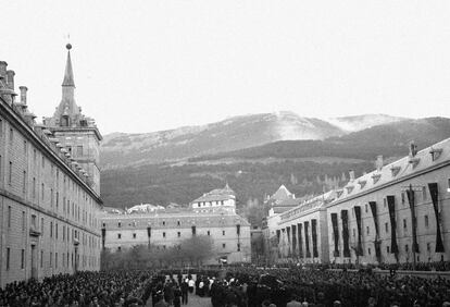 Llegada de los restos mortales de José Antonio Primo de Rivera desde Alicante a la basílica de El Escorial.