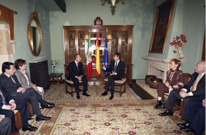 José Luis Rodríguez Zapatero conversa con Felipe Calderón, durante la primera cita de la cumbre UE-México en el Parador Gil Blas de Santillana del Mar (Cantabria).