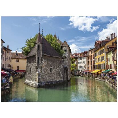 Muy cerca de la frontera suiza, esta localidad se ha ganado comparaciones venecianas posiblemente porque todas la imágenes que circulan por ahí retratan la misma esquina: agua, fachadas de colores, macetas con flores y demás ‘atrezzo’. Sí, en Annecy hay canales y su casco histórico es pasto de los turistas, pero ¿es suficiente? Texto: Carlos Primo