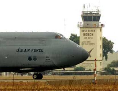 Un avión estadounidense de transporte C-5 Galaxy, en la base de Morón de la Frontera.