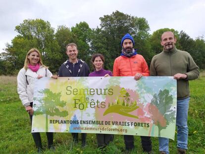 De izquierda a derecha, Florence, David, Sandrine, Erwan et Oliver, todos voluntarios de la asociación